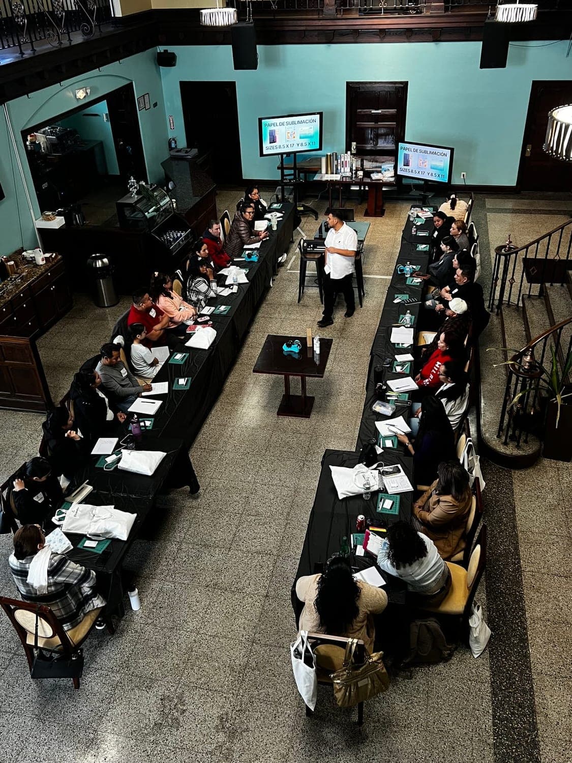 Estudiantes en una clase presencial de El Taller de Venegas