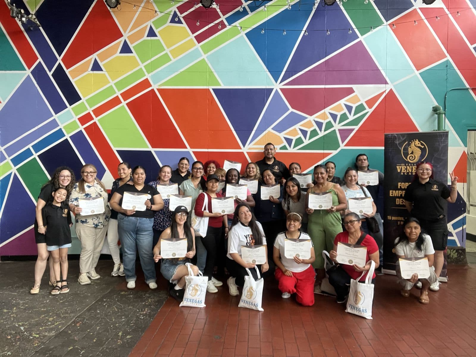 Grupo de graduados de El Taller de Venegas con sus certificados