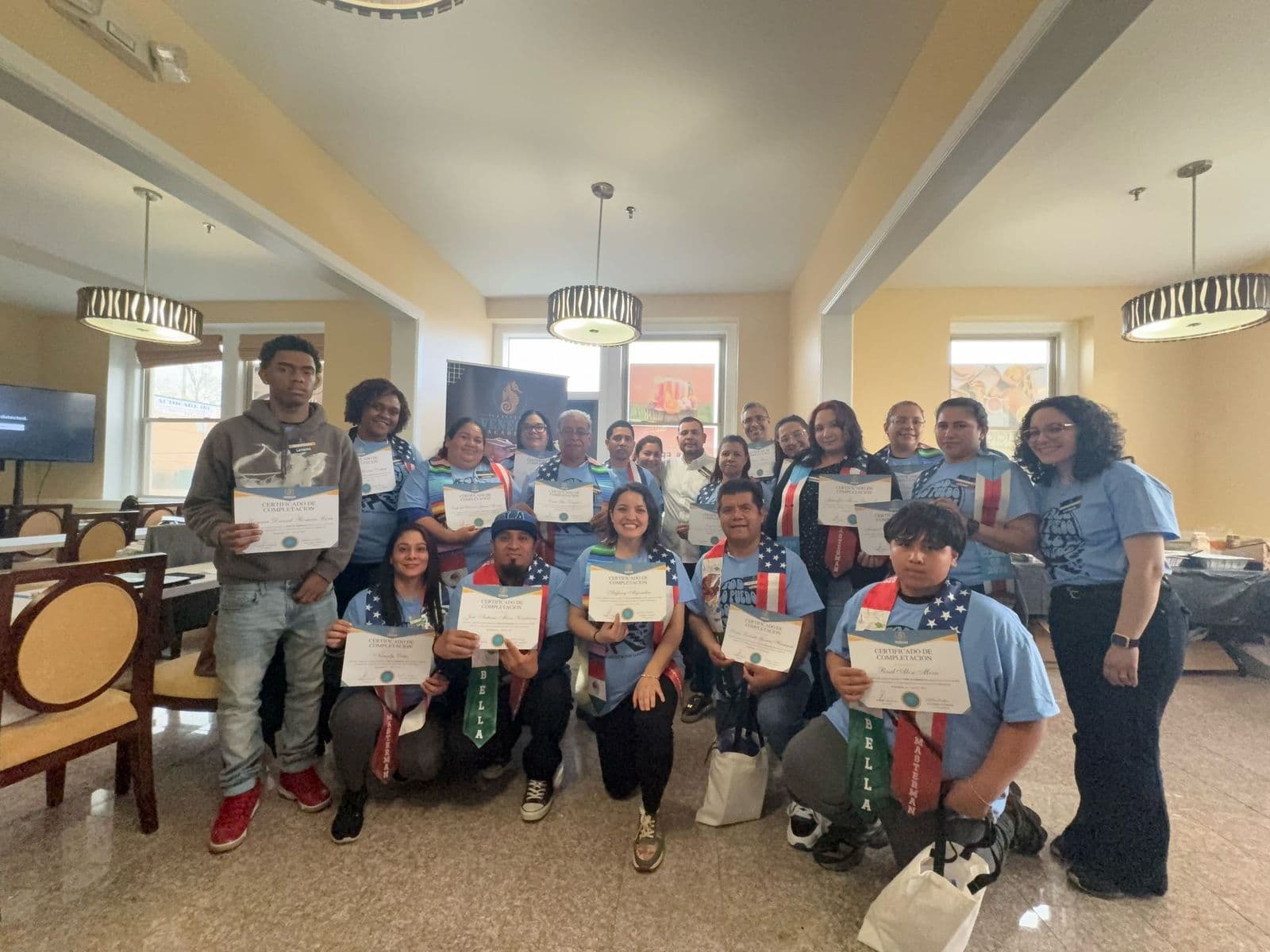 Grupo de graduados de El Taller de Venegas con sus certificados