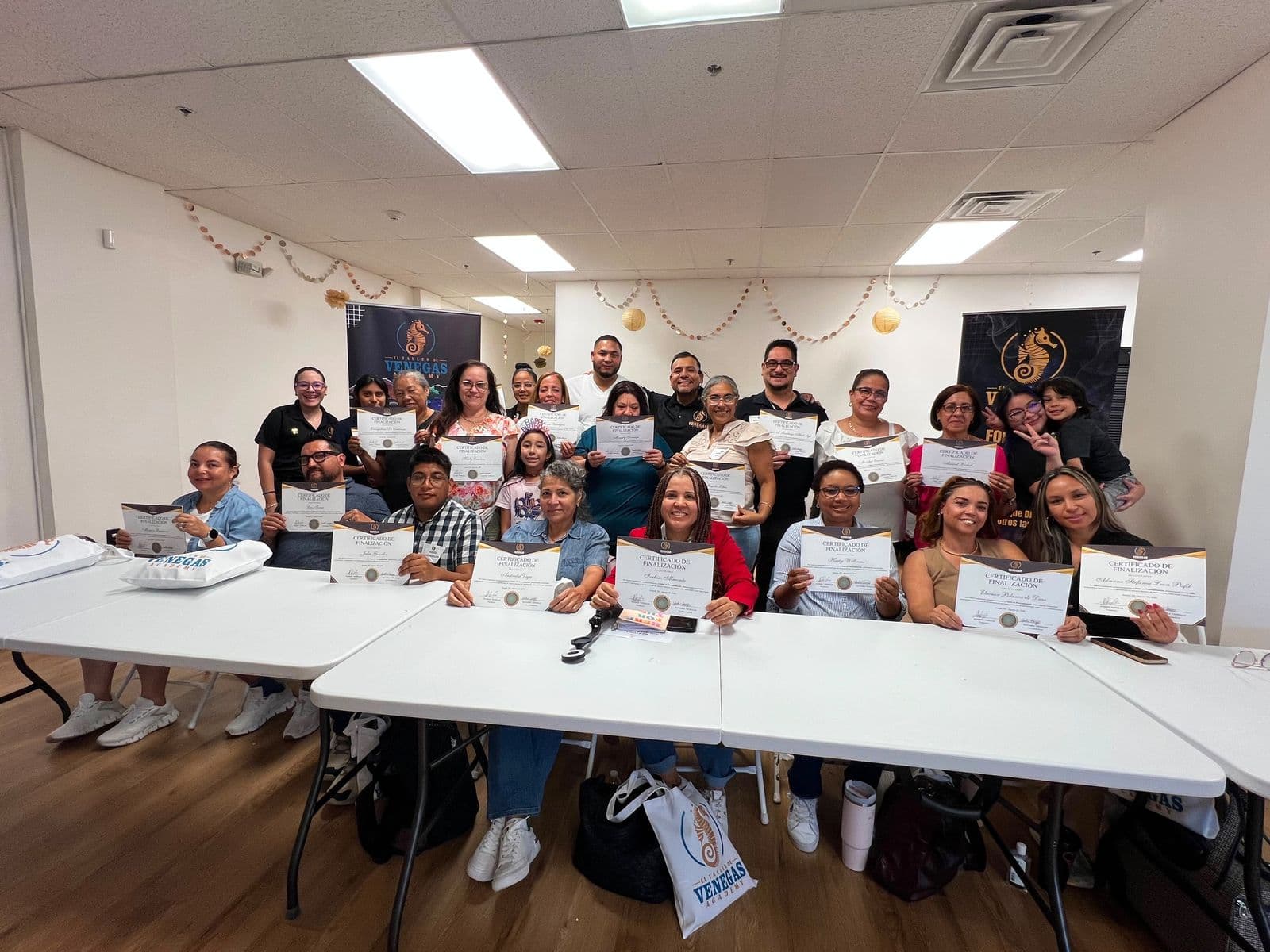 Grupo de graduados de El Taller de Venegas con sus certificados