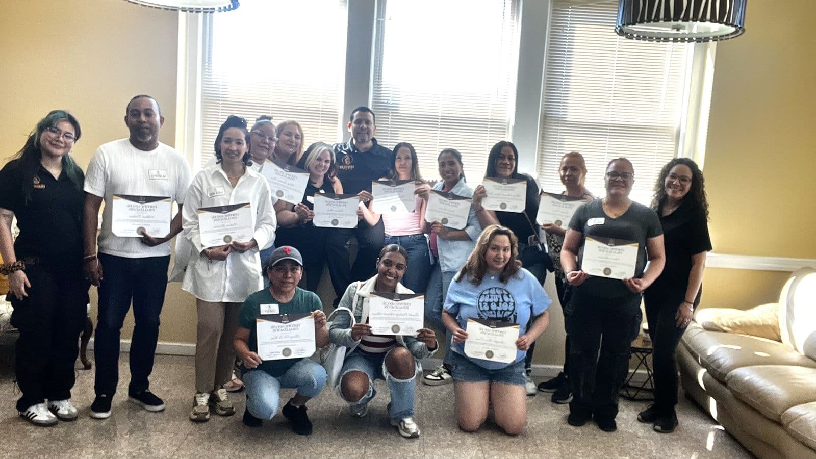 Grupo de graduados de El Taller de Venegas con sus certificados