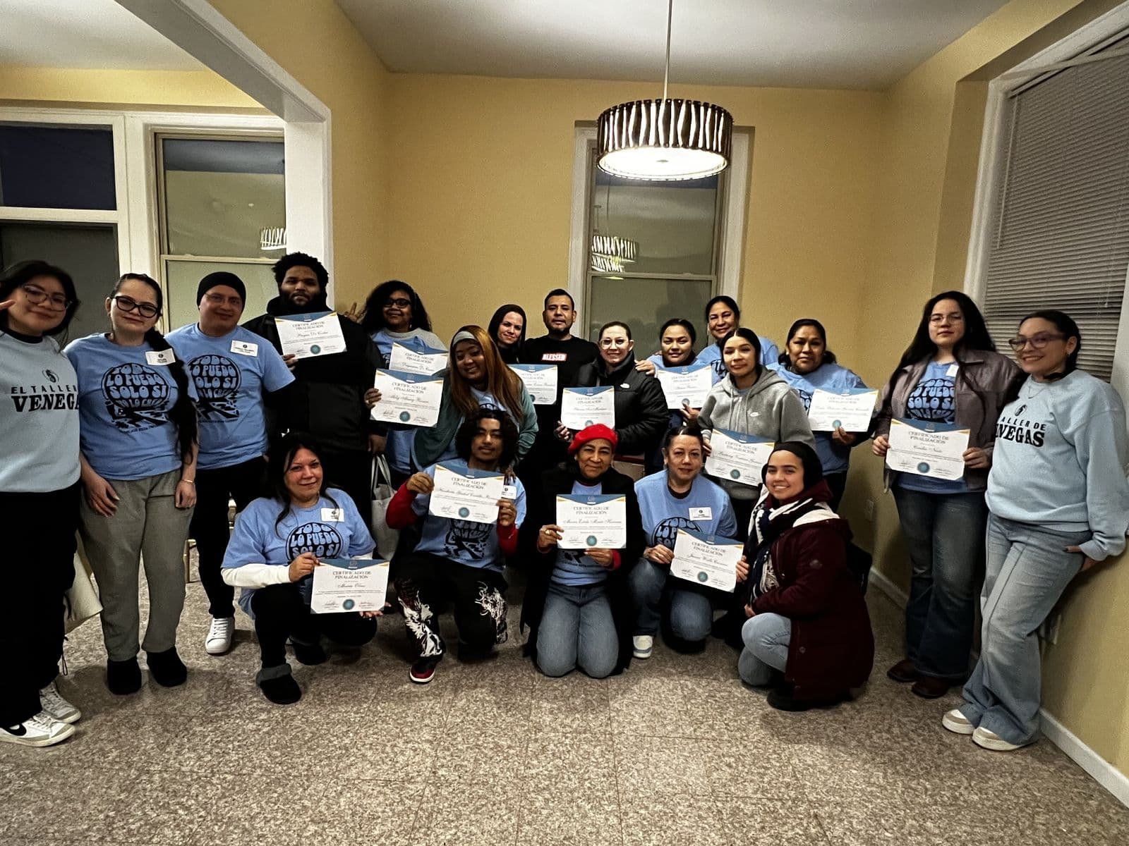 Grupo de graduados de El Taller de Venegas con sus certificados