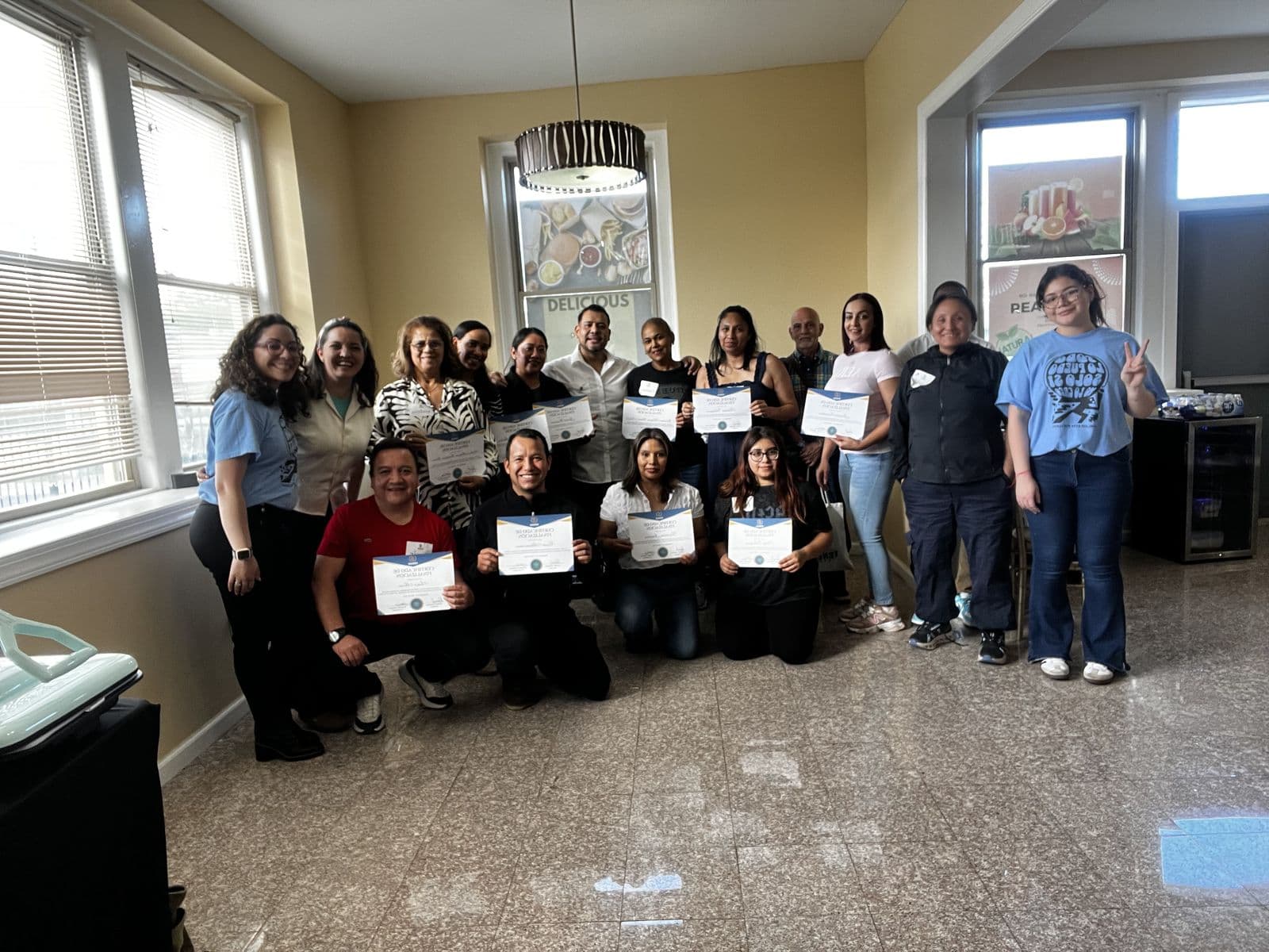 Grupo de graduados de El Taller de Venegas con sus certificados