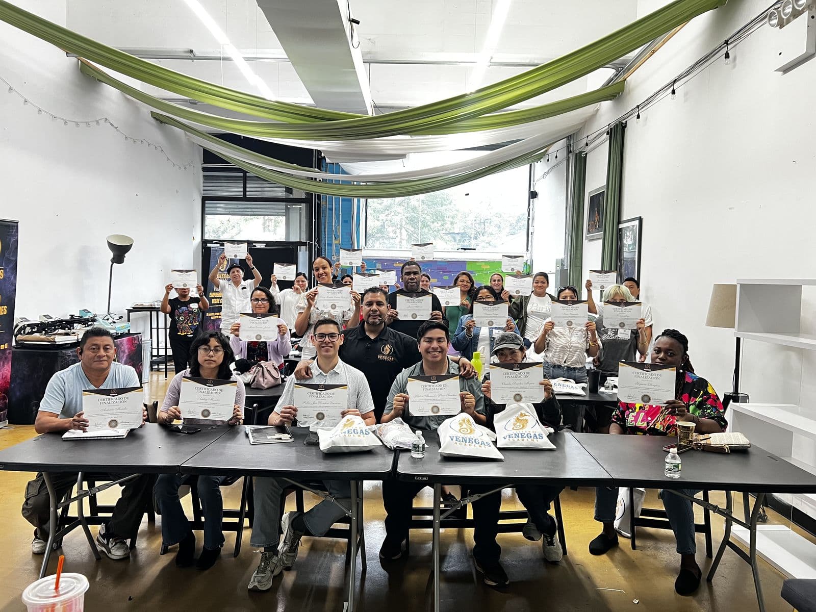 Grupo de graduados de El Taller de Venegas con sus certificados