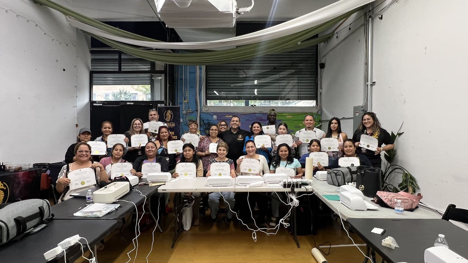 Grupo de graduados de El Taller de Venegas con sus certificados