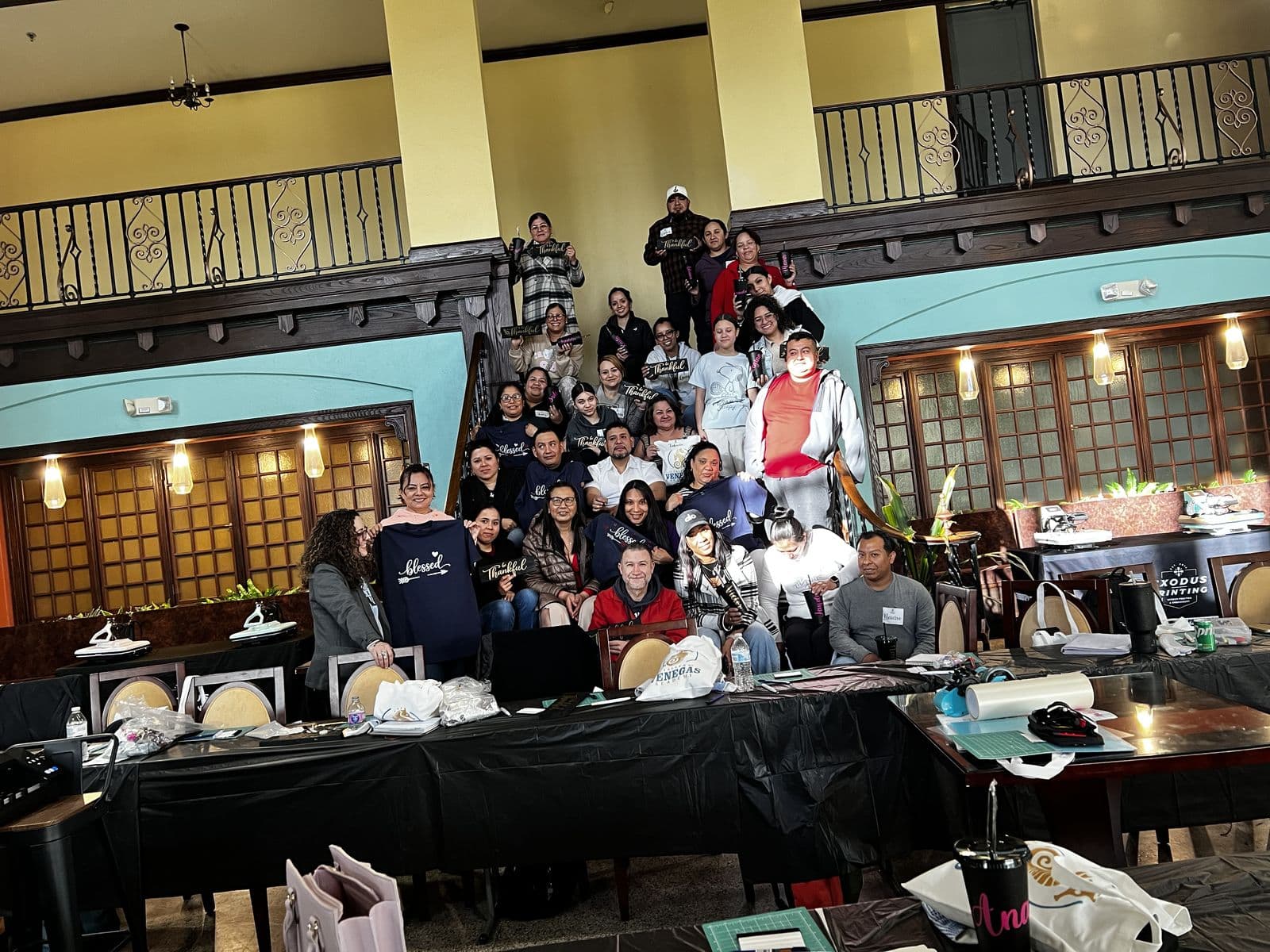 Grupo de graduados de El Taller de Venegas con sus certificados